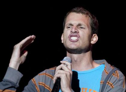 Large_daniel-tosh-on-stage_521x379