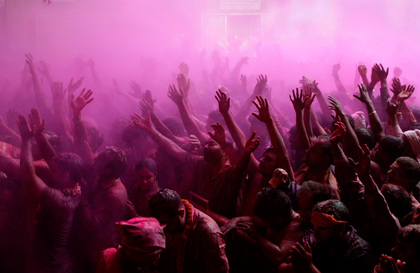 Large_holi-hands