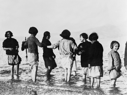 Large_4_makingfriendswiththesea