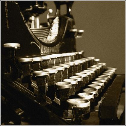 Large_rsz_antique-typewriter